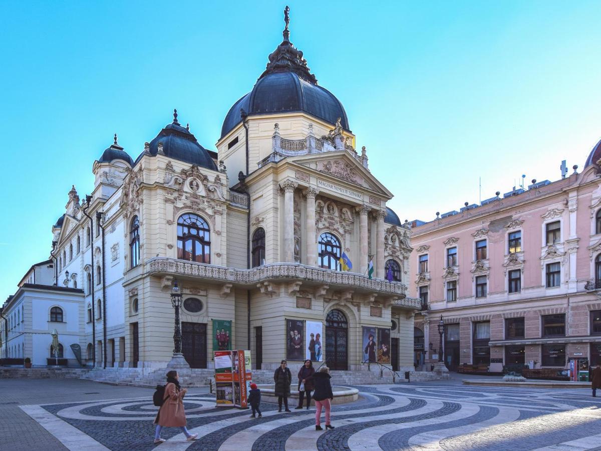 Koenigin Apartman Печ Екстериор снимка